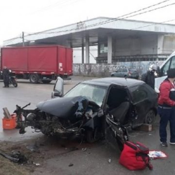 Sigue grave uno de los jóvenes que circulaba en el auto que se estrelló contra una columna