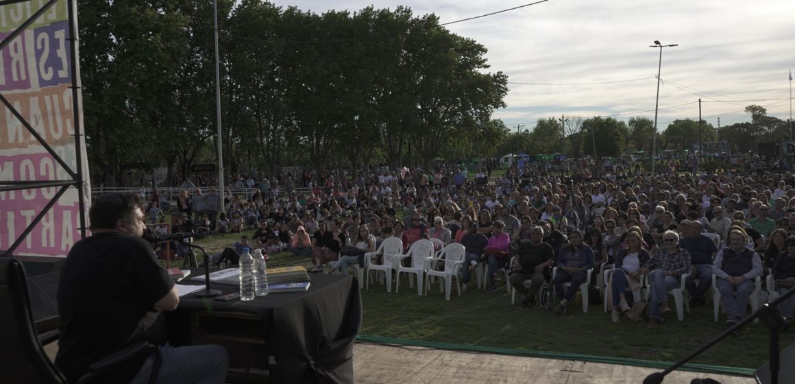 Casciari la “rompió” en Mercedes y tras finalizar el show firmó libros y hasta mandó audios de whatsapp a pedido