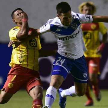 Vélez sufrió en la altura de Quito ante Aucas, pero al final logró avanzar en la Sudamericana