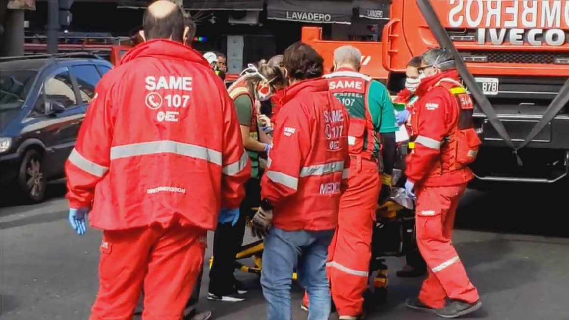 Incendio en un edificio de Almagro: los bomberos rescataron a las personas atrapadas