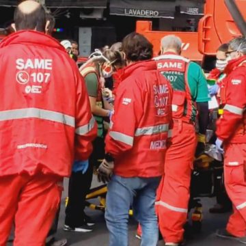 Incendio en un edificio de Almagro: los bomberos rescataron a las personas atrapadas