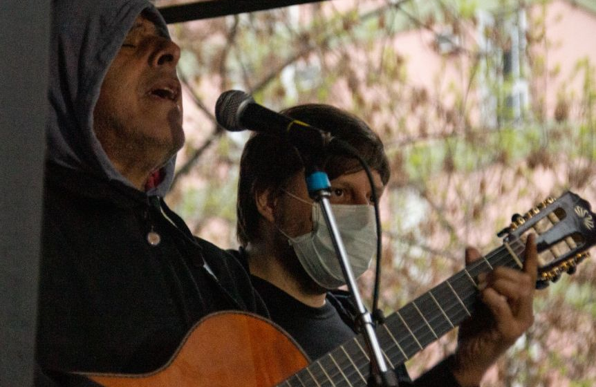 #EmergenciaCulturalBA: Leandro Santoro organizó el primer recital itinerante en apoyo a la cultura de Buenos Aires