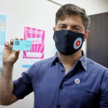 Kicillof y una enfermera, los primeros en recibir la vacuna contra el Covid-19