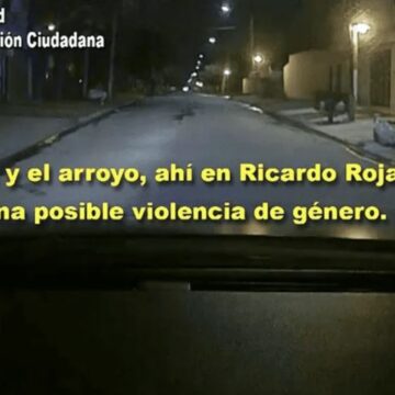 Una mujer se arrojó de un auto en movimiento para escapar de su agresor