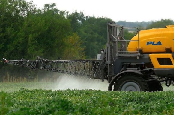 Agua con glifosato en La Matanza: la Justicia ordenó entregar bidones de agua potable a una familia fumigada